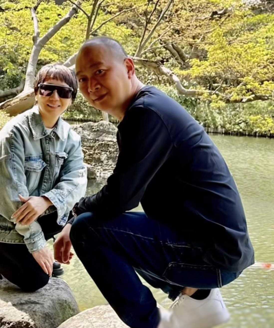 刘嘉玲陪家人赴日本赏花,78岁刘妈妈素颜出镜,家人同框一样优雅